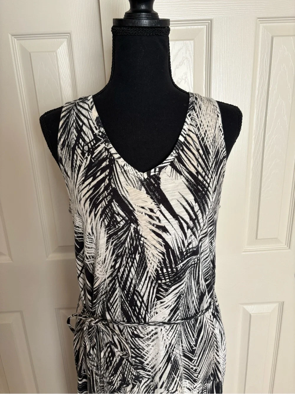 H&M black and white palm leaf print maxi dress with tie waist, size S - Picture 3 of 8